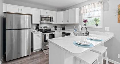 1-Mile to Downtown Clarksville! Queen-City Comfort