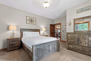 4 habitaciones, tabla de planchar con plancha, wifi y ropa de cama 