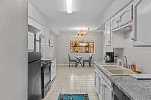 Frigorífic, microones, forn i placa de cuina 