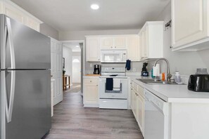 Kjøleskap, mikrobølgeovn, ovn og kokeplater