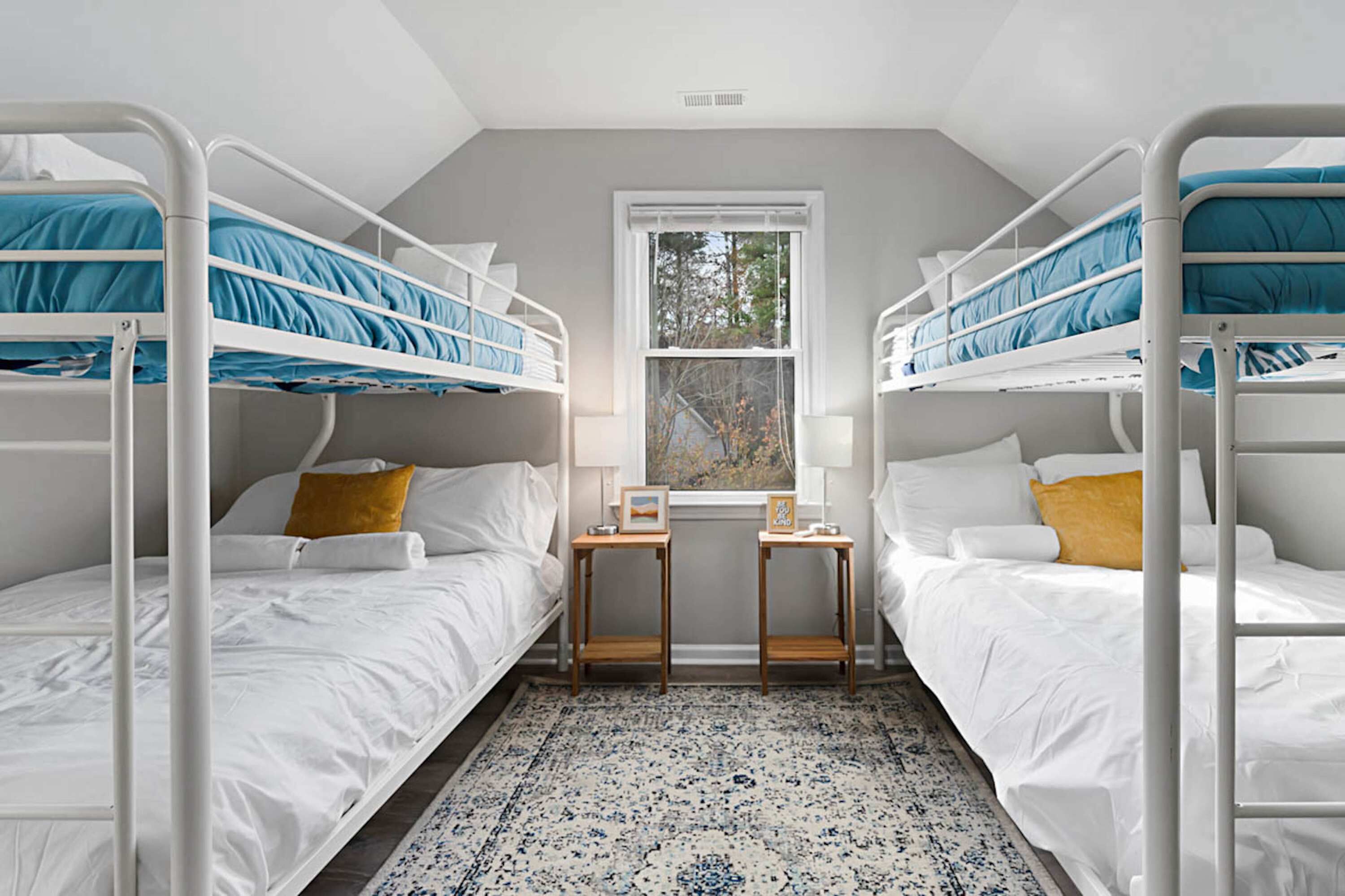 5 bedrooms, iron/ironing board, WiFi, bed sheets