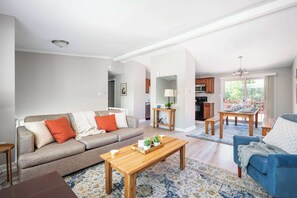 Fernseher, Bücher, Arbeitsbereiche