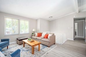 Fernseher, Bücher, Arbeitsbereiche