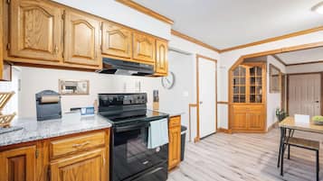 Fridge, oven, stovetop, coffee/tea maker