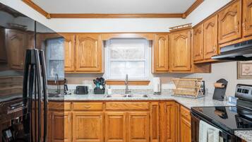 Fridge, oven, stovetop, coffee/tea maker