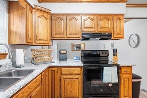 Fridge, oven, stovetop, coffee/tea maker