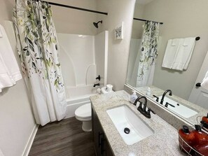 Douche, sèche-cheveux, serviettes fournies