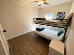 3 chambres, bureau, Wi-Fi, draps fournis