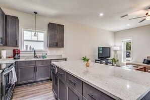 Kjøleskap, mikrobølgeovn, ovn og kokeplater