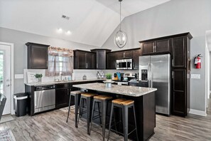 冰箱、微波炉、烤箱、炉灶