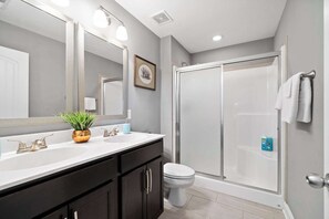 Suihku, hiustenkuivaaja, pyyhkeet