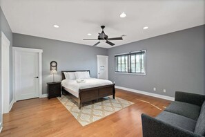 4 bedrooms, iron/ironing board, WiFi, bed sheets