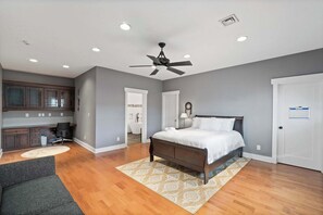 4 habitaciones, tabla de planchar con plancha, wifi y ropa de cama 