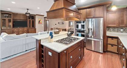 5 Minutes to Campbell – Clarksville Craftsman with Fully Fenced Yard