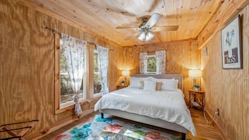 3 bedrooms, desk, WiFi, bed sheets