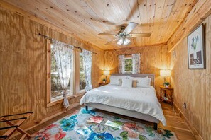 3 bedrooms, desk, WiFi, bed sheets