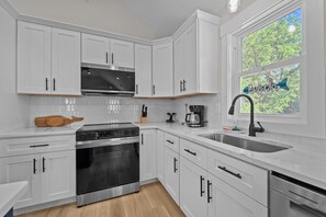 ثلاجة، ميكروويف، فرن، موقد طهي مسطح