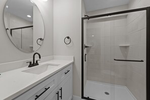 Shower, towels - 1541 - Birdie Beach Bungalow, 4BR Soundside stay in Corolla, full of charm and family fun! (Corolla)