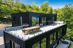 2nd floor patio - The Föss, River, Sauna & Spa (Petite-Rivière-Saint-François)