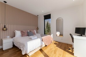 4 bedrooms, iron/ironing board, Internet, bed sheets