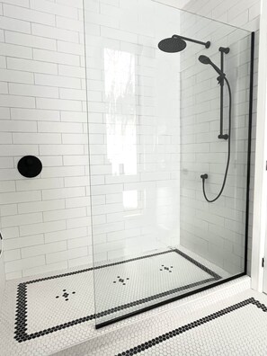 Douche, sèche-cheveux, serviettes fournies