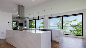 Coffee/tea maker, fridge, microwave, oven - The Föss, River, Sauna & Spa (Petite-Rivière-Saint-François)