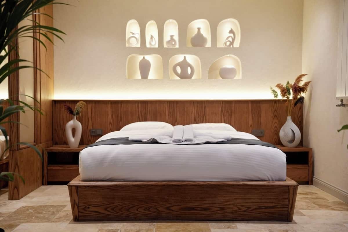 Rideaux occultants, chambres insonorisées, fer et planche à repasser