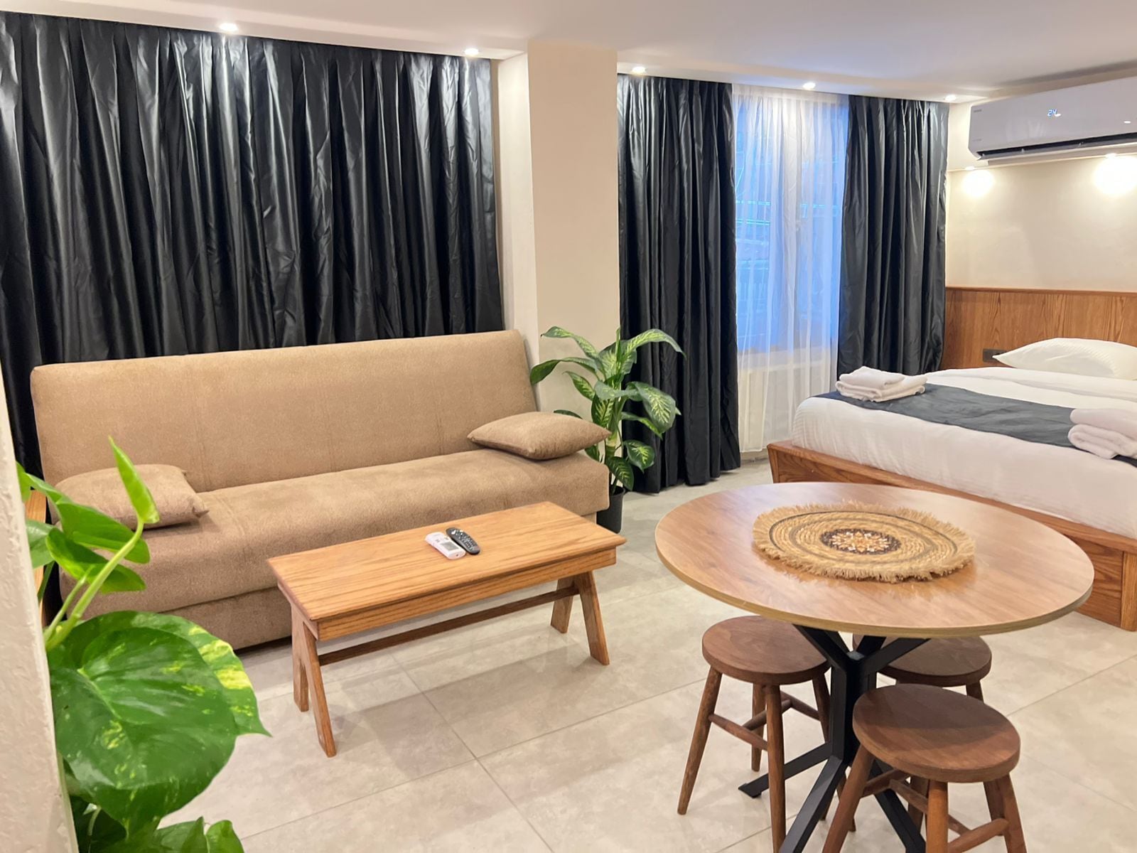 標準開放式客房 | 起居區 | 54-吋智慧型電視，提供數位頻道