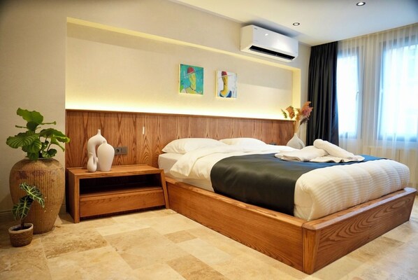 Blackout curtains, soundproofing, iron/ironing board, free WiFi