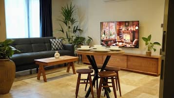 En 54-tommers smart-TV med digitale kanaler