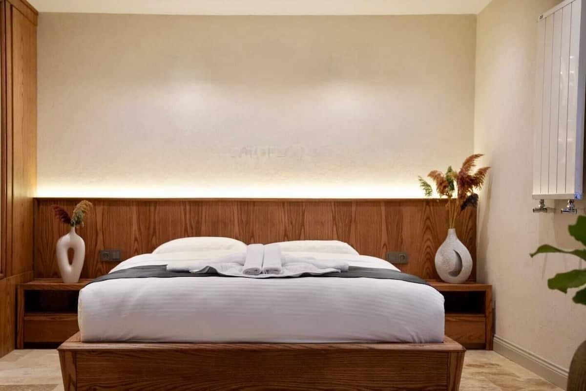 Cortinas blackout, insonorización y tabla de planchar con plancha