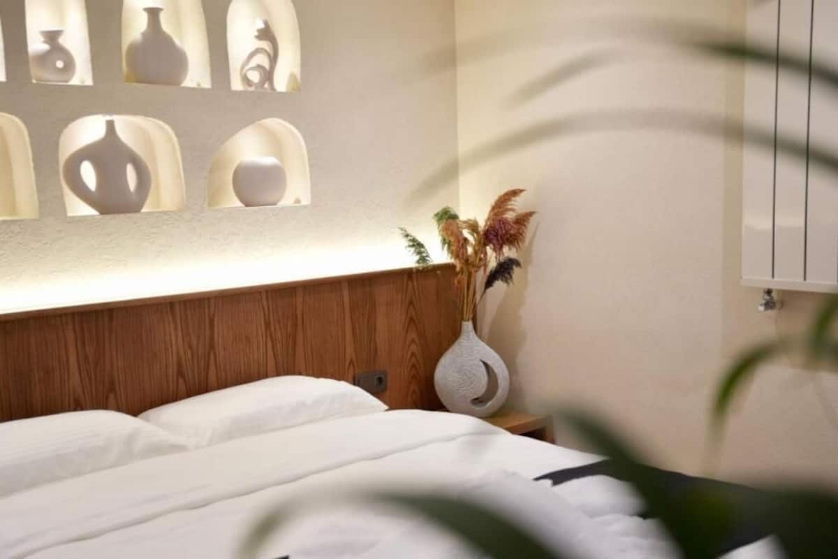 Premium Studio | Blackout curtains, soundproofing, iron/ironing board, free WiFi