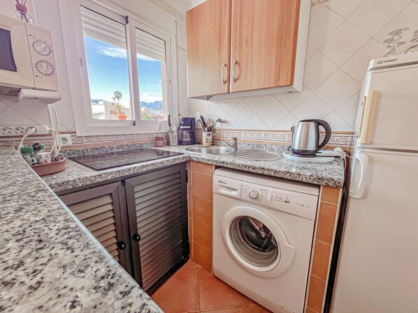 Laundry - 2-bedroom Apartment With Full-length Balcony and Shared Roof Terrace in Central (Nerja)