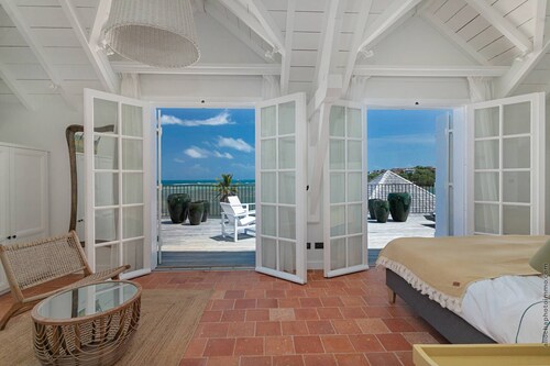 Les Frangipaniers, villa d 'exception avec piscine et  accès mer direct à la mer