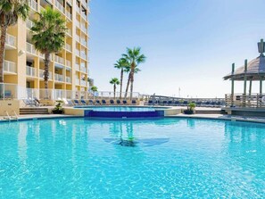 Innendørsbasseng og et oppvarmet basseng