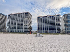 On the beach - Lazy Turtle @ Summer House Beachfront Corner Unit (Orange Beach)