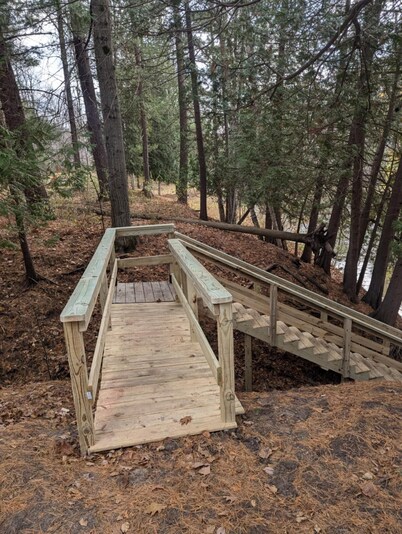 Charming 2-Bedroom Cabin on the River in Beaverton