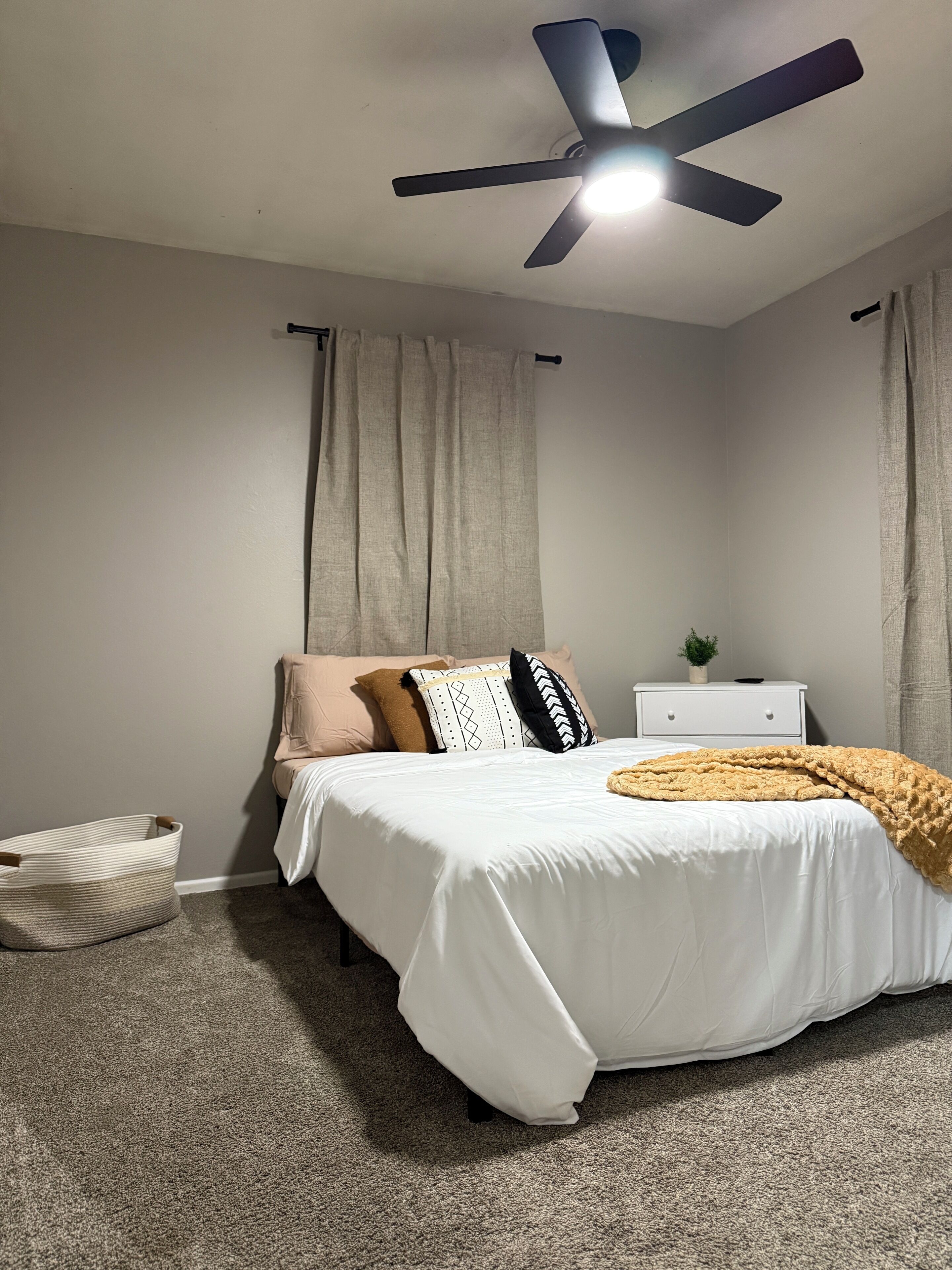 4 bedrooms, iron/ironing board, WiFi, bed sheets