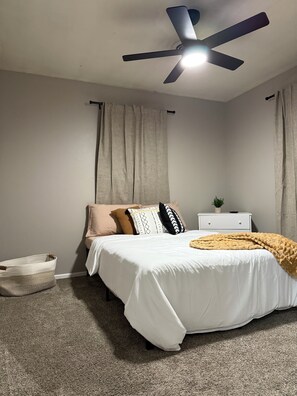 4 habitaciones, tabla de planchar con plancha, wifi y ropa de cama 