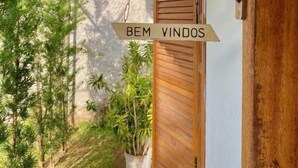 Una estructura de madera con una decoración de cabeza de caballo y un letrero que dice 'BEM VINDOS'.