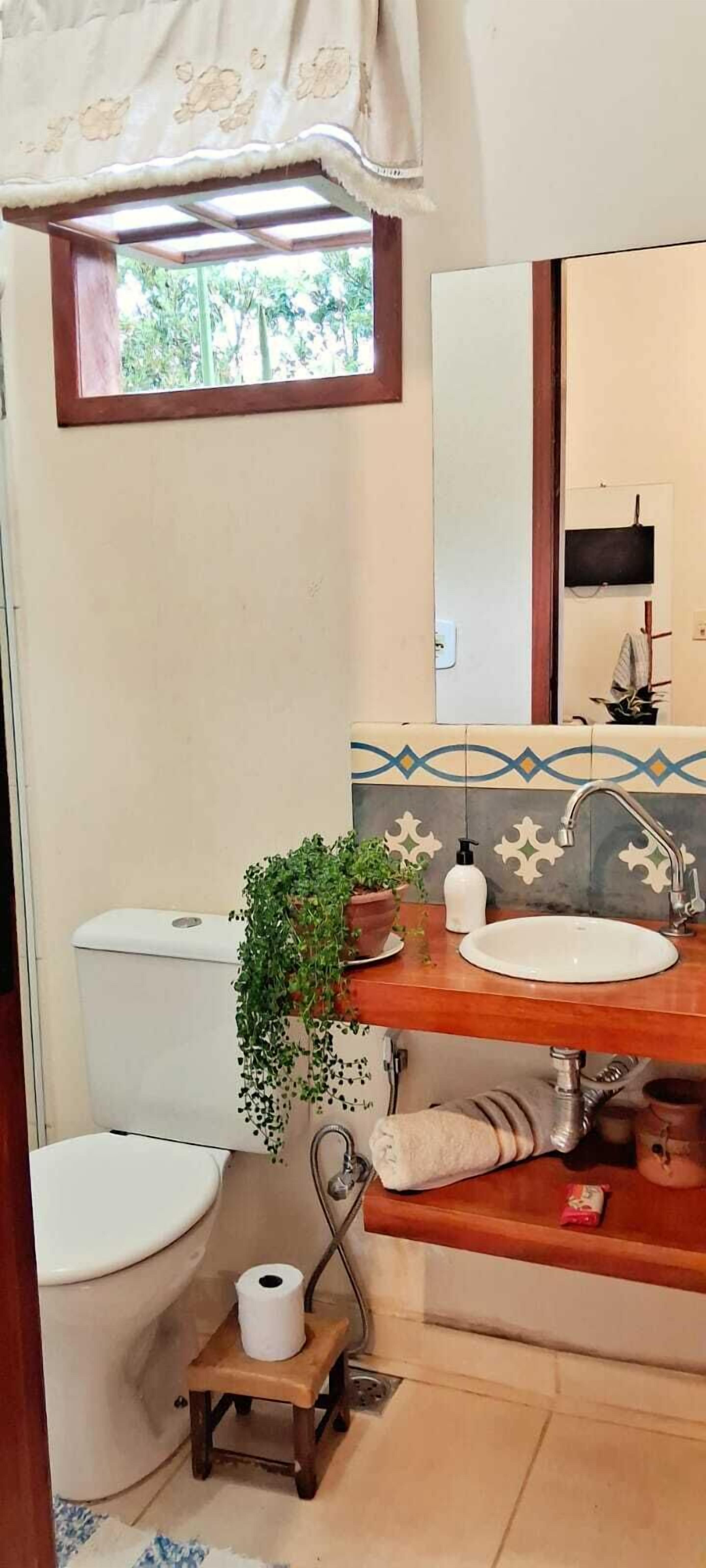 Twin room, Garden view | Bathroom | Towels, soap, toilet paper
