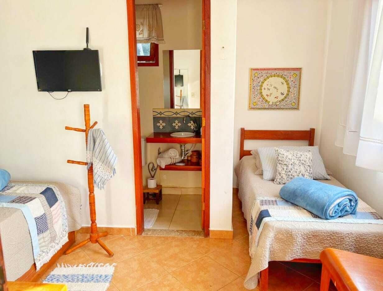 Twin room, Garden view | Bad | Håndklær, såpe og toalettpapir