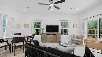 Älytelevisio, pöytätennispöytä, kirjoja