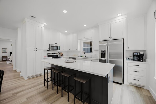 Fridge, microwave, oven, stovetop - Hookem Sooner at Lake Texoma – Ping Pong, Pool, FirePit, Park, Lake, Pickleball (Kingston)