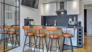 Réfrigérateur, micro-ondes, plaque de cuisson, cafetiÚre/bouilloire