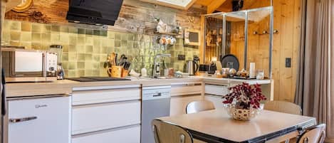 Een koelkast, een oven, een kookplaat, een koffiezetapparaat/waterkoker