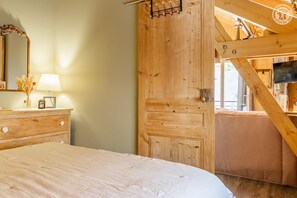 Iron/ironing board, travel crib, free WiFi, bed sheets