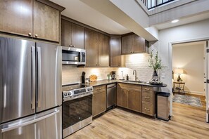 Microwave, oven, stovetop, dishwasher - The Luxe Loft-Downtown Jackson (Jackson)