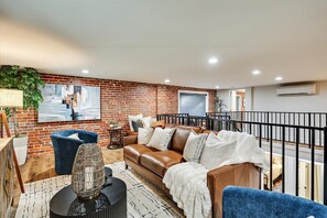 Smart TV - The Luxe Loft-Downtown Jackson (Jackson)