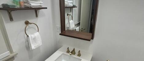 Sèche-cheveux, serviettes fournies, savon, papier toilette